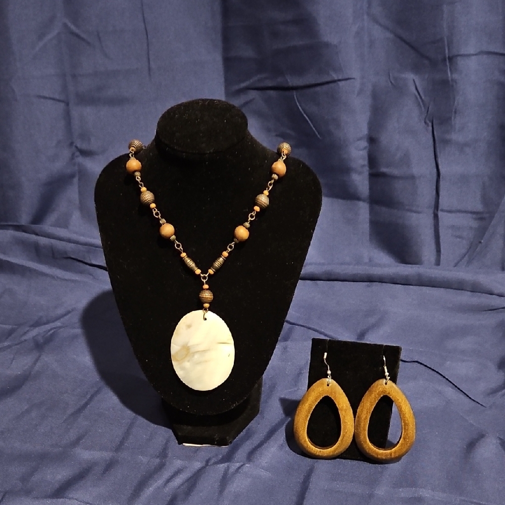 Elegant Wooden and Cream Pendant Necklace Set